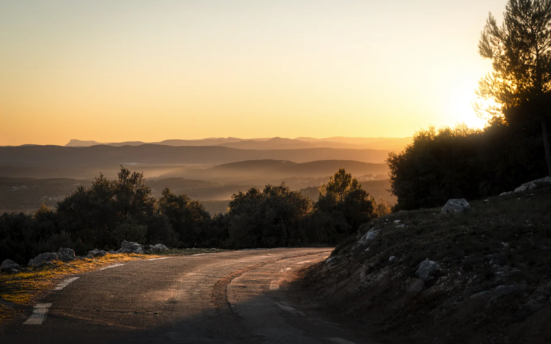 Coucher de soleil sur les collines, depuis une route près de Draguignan