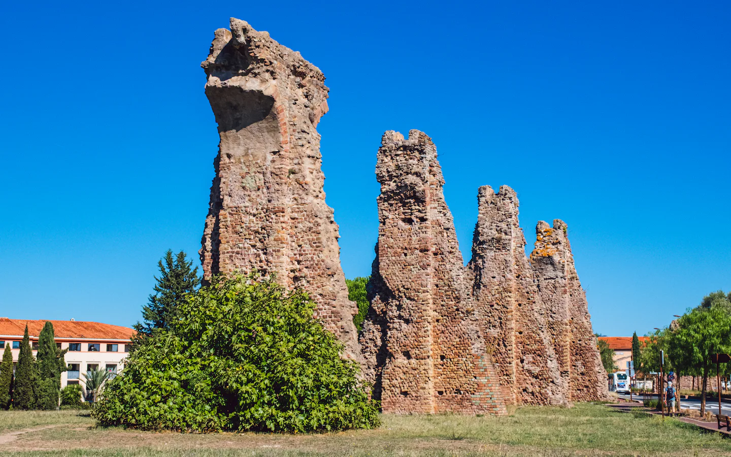 Vestiges de l'aqueduc romain de Fréjus sous un ciel bleu
