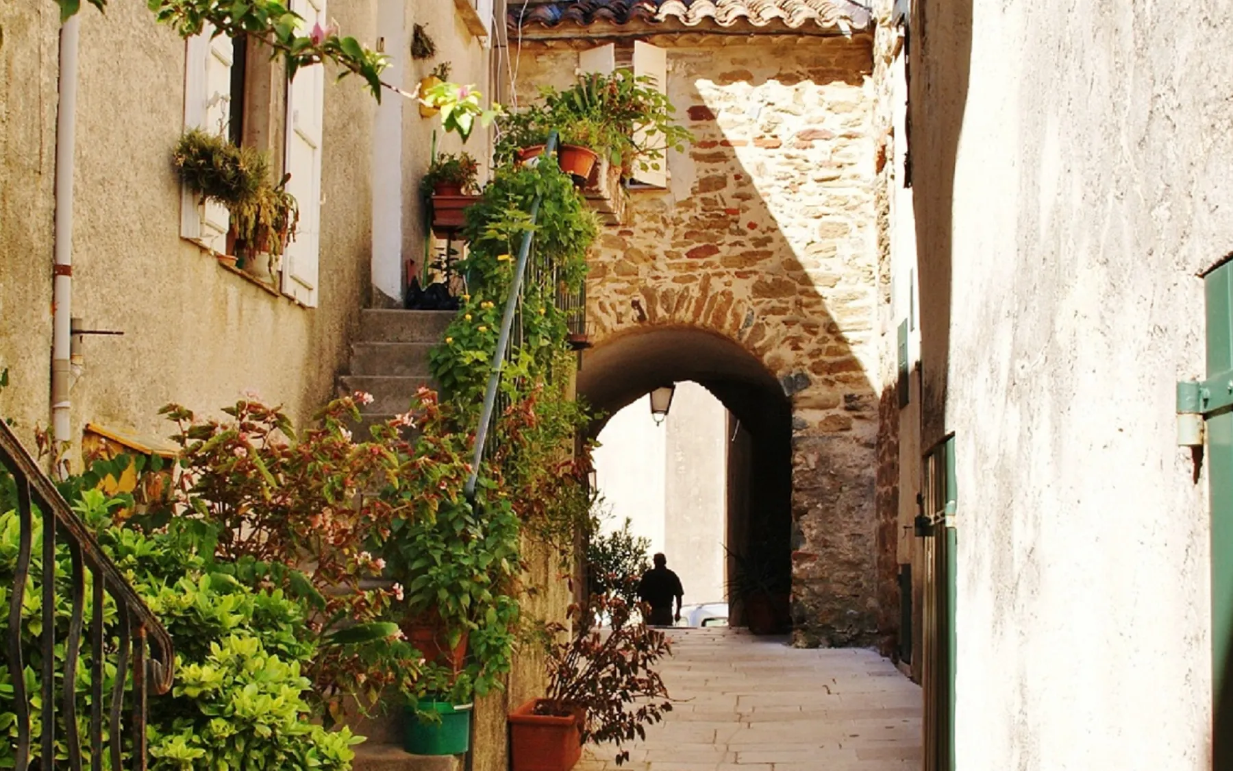 Ruelle du village perché de Gassin, avec son passage voûté en pierre et ses plantes