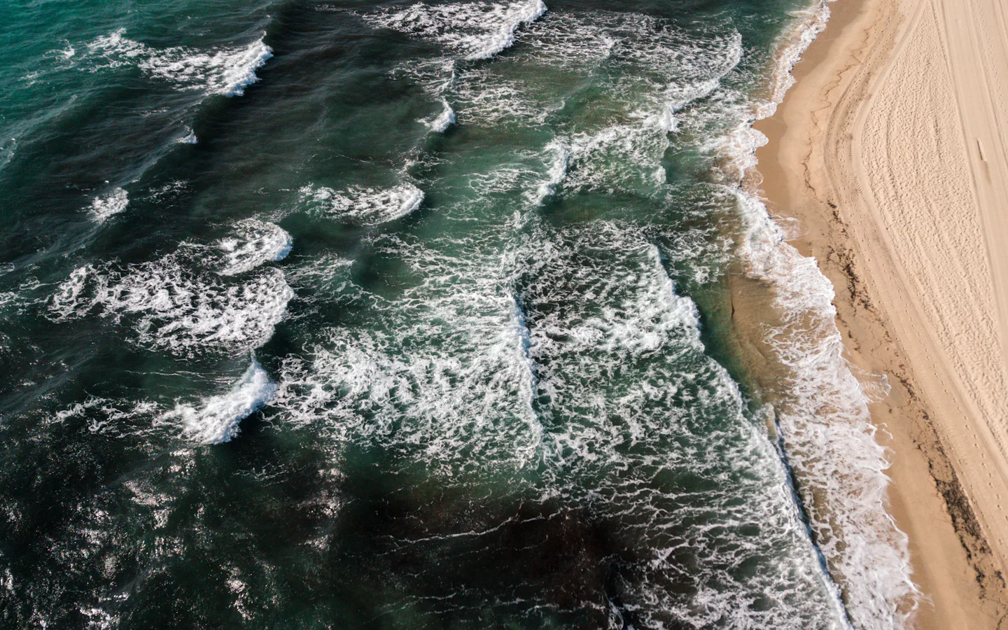 Vue aérienne de la plage de Pampelonne, à Ramatuelle, et de ses vagues