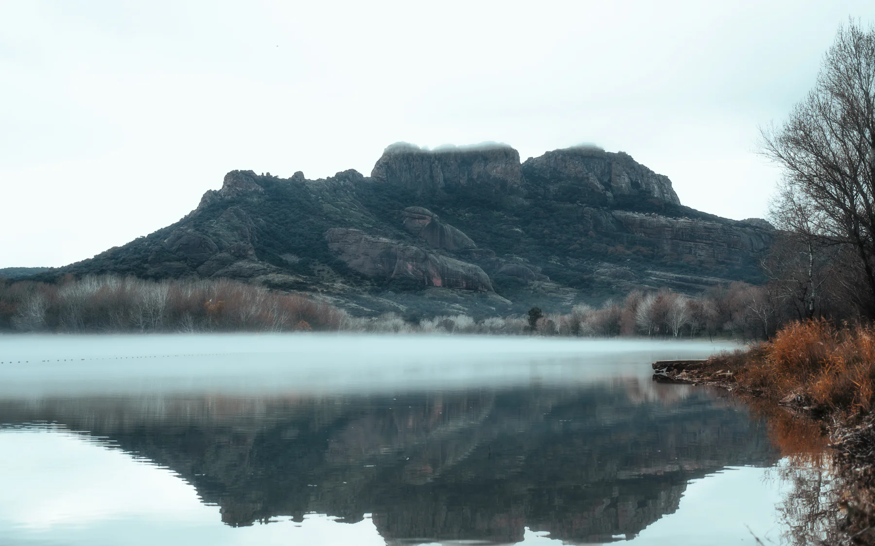 Le rocher de Roquebrune-sur-Argens se reflétant dans un plan d'eau