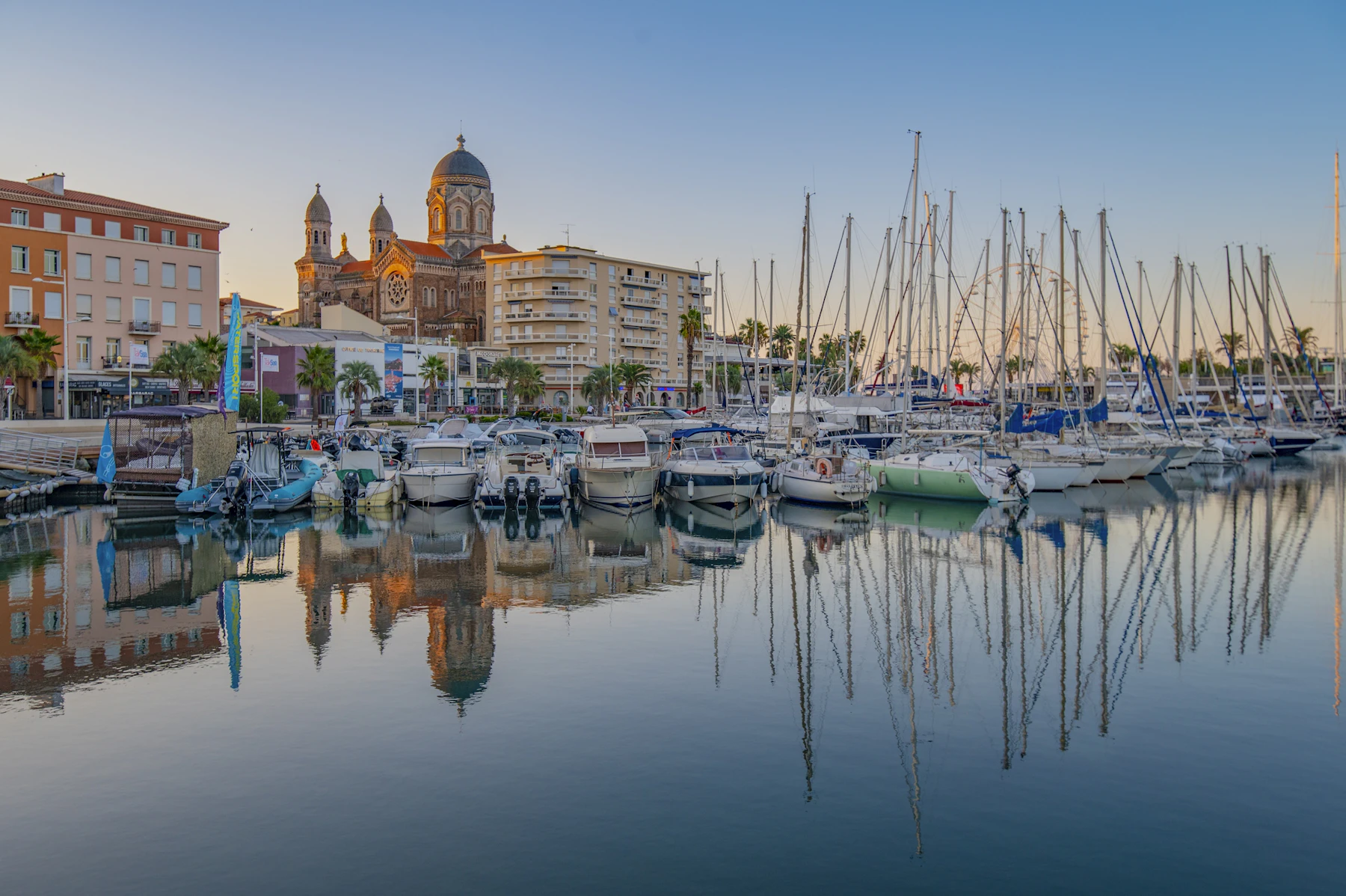 Le port de Saint-Raphaël et la basilique Notre-Dame-de-la-Victoire