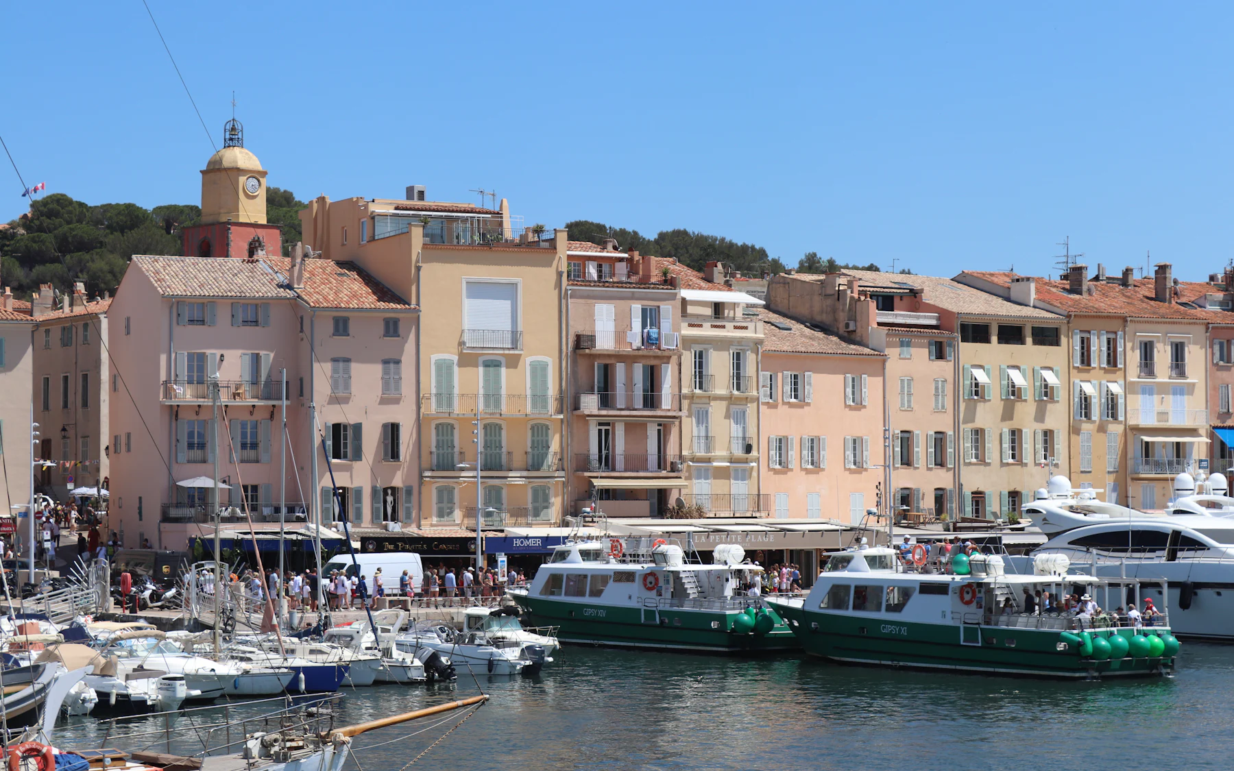 Le port de Saint-Tropez, ses façades colorées et le clocher de l'église Notre-Dame-de-l'Assomption