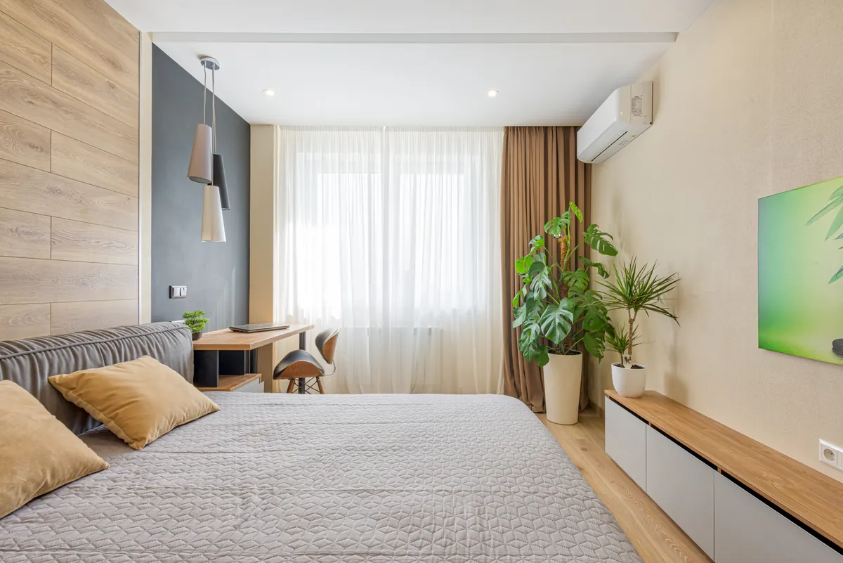 Chambre lumineuse rafraîchie par une climatisation murale