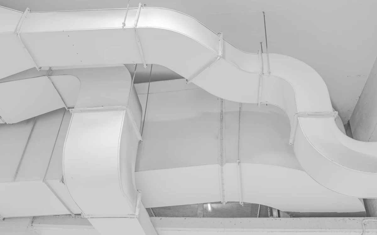 Gaines de ventilation blanches suspendues sous un plafond